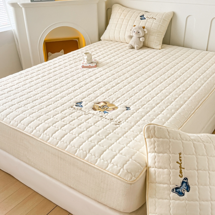 91家纺网 家纺一手货源 找家纺 鑫钰 2023秋冬年新款高克重绣花牛奶绒夹棉床笠床罩席梦思保护套 蝶梦-优雅白