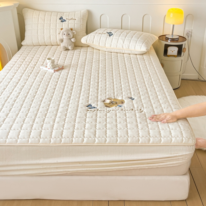 91家纺网 家纺一手货源 找家纺 鑫钰 2023秋冬年新款高克重绣花牛奶绒夹棉床笠床罩席梦思保护套 蝶梦-优雅白