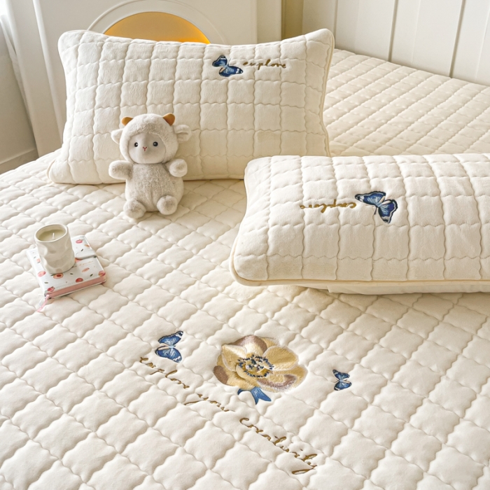 91家纺网 家纺一手货源 找家纺 鑫钰 2023秋冬年新款高克重绣花牛奶绒夹棉床笠床罩席梦思保护套 蝶梦-优雅白