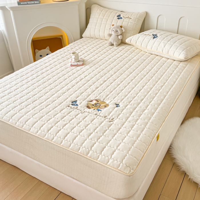 91家纺网 家纺一手货源 找家纺 鑫钰 2023秋冬年新款高克重绣花牛奶绒夹棉床笠床罩席梦思保护套 蝶梦-优雅白