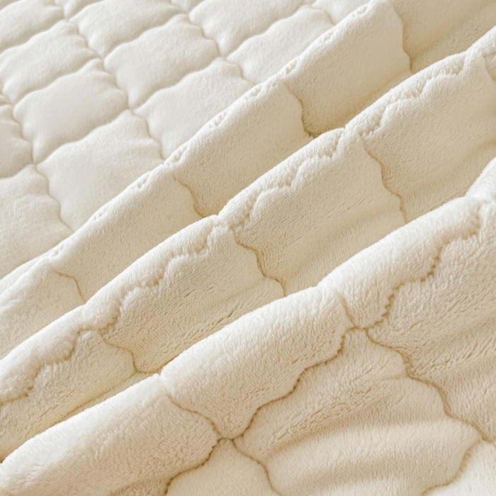 91家纺网 家纺一手货源 找家纺 鑫钰 2023秋冬年新款高克重绣花牛奶绒夹棉床笠床罩席梦思保护套 蝶梦-优雅白