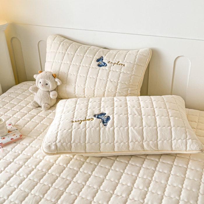 91家纺网 家纺一手货源 找家纺 鑫钰 2023秋冬年新款高克重绣花牛奶绒夹棉床笠床罩席梦思保护套 蝶梦-优雅白