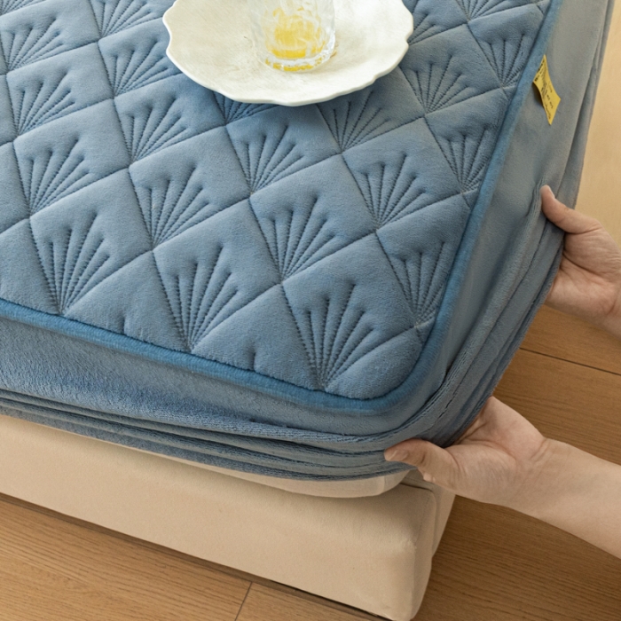 91家纺网 家纺一手货源 找家纺 （总）鑫钰 2023秋冬年新款高克重牛奶绒夹棉床笠床罩席梦思保护套