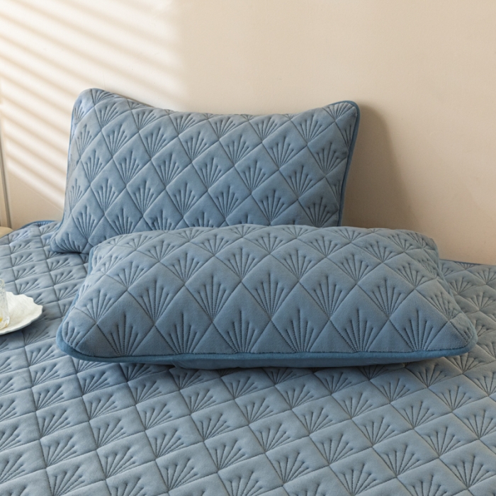 91家纺网 家纺一手货源 找家纺 （总）鑫钰 2023秋冬年新款高克重牛奶绒夹棉床笠床罩席梦思保护套