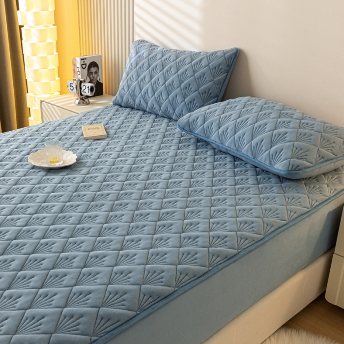 91家纺网 家纺一手货源 找家纺 鑫钰 2023秋冬年新款高克重牛奶绒夹棉床笠床罩席梦思保护套 烟花-宝石蓝