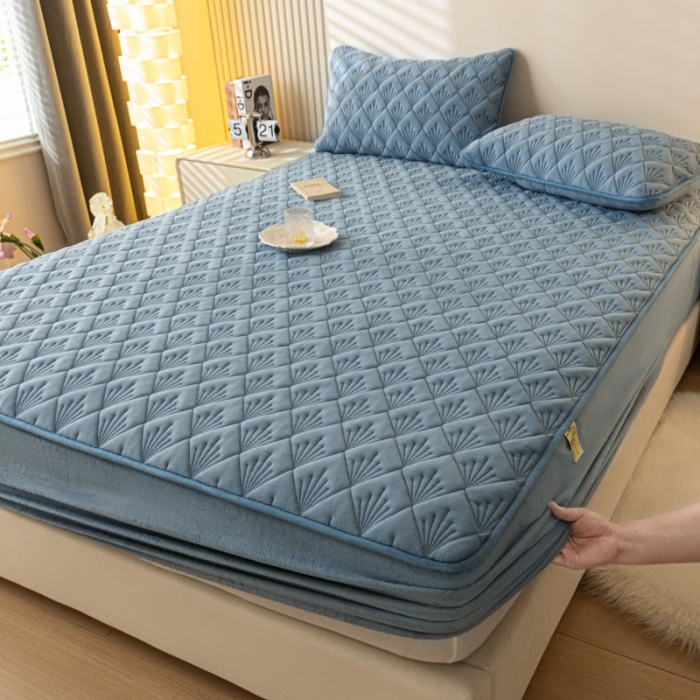 91家纺网 家纺一手货源 找家纺 鑫钰 2023秋冬年新款高克重牛奶绒夹棉床笠床罩席梦思保护套 烟花-宝石蓝