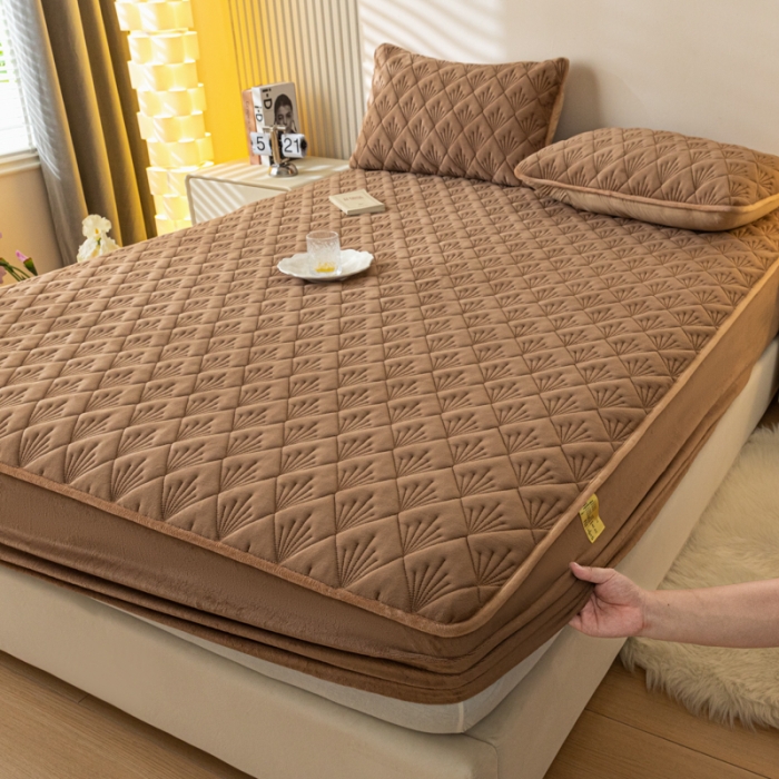 91家纺网 家纺一手货源 找家纺 鑫钰 2023秋冬年新款高克重牛奶绒夹棉床笠床罩席梦思保护套 烟花-摩卡棕