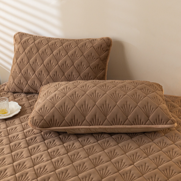 91家纺网 家纺一手货源 找家纺 鑫钰 2023秋冬年新款高克重牛奶绒夹棉床笠床罩席梦思保护套 烟花-摩卡棕