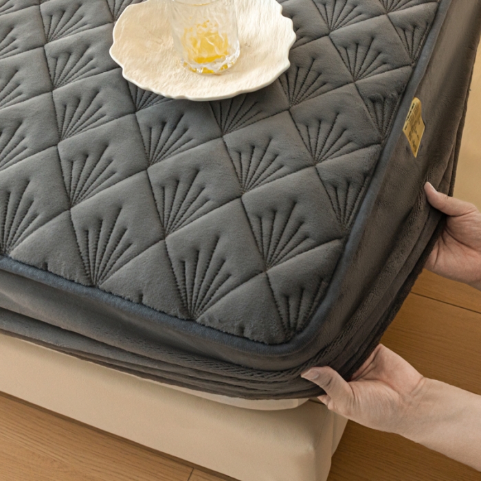 91家纺网 家纺一手货源 找家纺 鑫钰 2023秋冬年新款高克重牛奶绒夹棉床笠床罩席梦思保护套 烟花-雅致灰