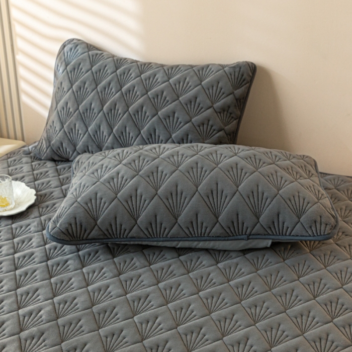 91家纺网 家纺一手货源 找家纺 鑫钰 2023秋冬年新款高克重牛奶绒夹棉床笠床罩席梦思保护套 烟花-雅致灰