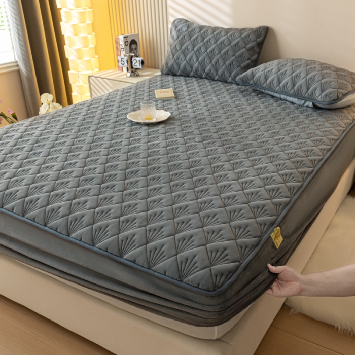 91家纺网 家纺一手货源 找家纺 鑫钰 2023秋冬年新款高克重牛奶绒夹棉床笠床罩席梦思保护套 烟花-雅致灰