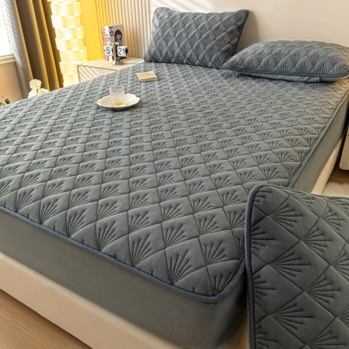 91家纺网 家纺一手货源 找家纺 鑫钰 2023秋冬年新款高克重牛奶绒夹棉床笠床罩席梦思保护套 烟花-雅致灰