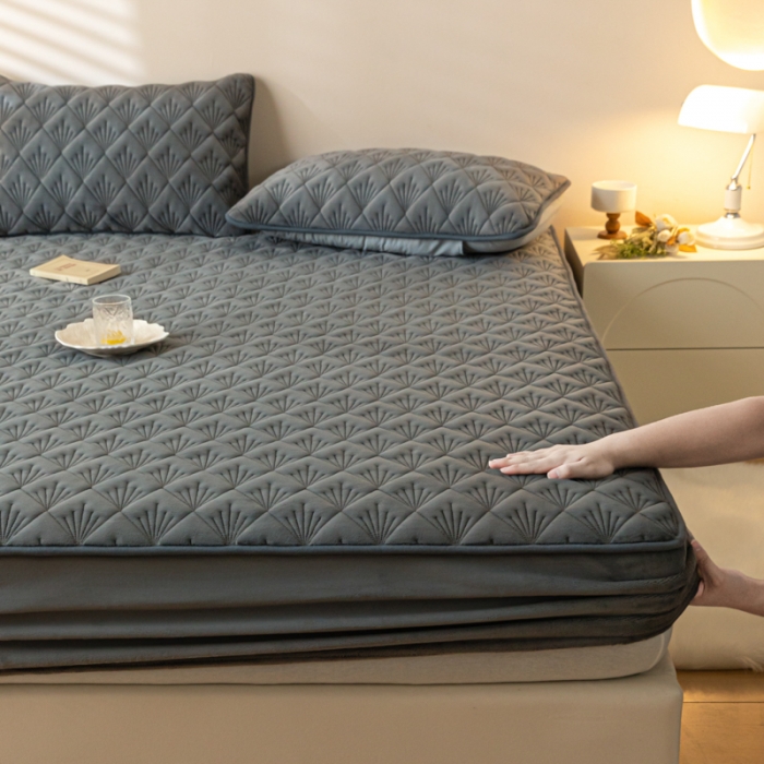 91家纺网 家纺一手货源 找家纺 鑫钰 2023秋冬年新款高克重牛奶绒夹棉床笠床罩席梦思保护套 烟花-雅致灰