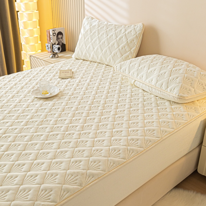 91家纺网 家纺一手货源 找家纺 鑫钰 2023秋冬年新款高克重牛奶绒夹棉床笠床罩席梦思保护套 烟花-优雅白