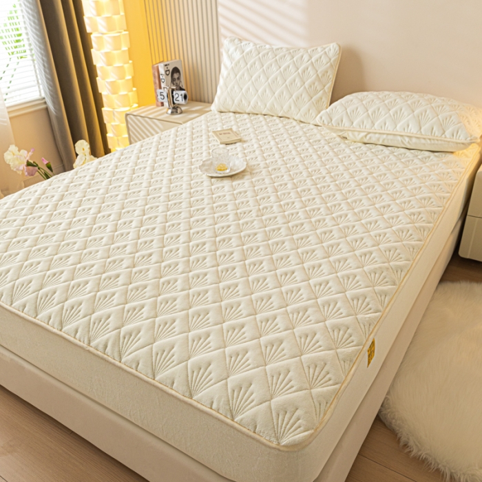 91家纺网 家纺一手货源 找家纺 鑫钰 2023秋冬年新款高克重牛奶绒夹棉床笠床罩席梦思保护套 烟花-优雅白