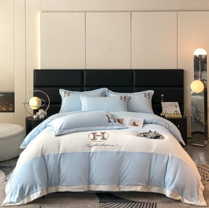 91家纺网 家纺一手货源 找家纺 （总）苹果星家纺 2023新款加厚牛奶绒拼接刺绣四件套-艾琳