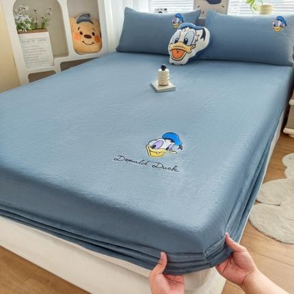 91家纺网 家纺一手货源 找家纺 鑫钰 新款迪士尼刺绣200克牛奶绒床笠单件枕套三件套床垫保护套床罩 唐老鸭