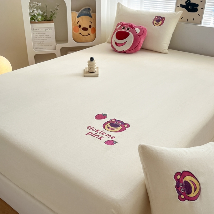 91家纺网 家纺一手货源 找家纺 总鑫钰 新款迪士尼刺绣200克牛奶绒床笠单件枕套三件套床垫保护套床罩