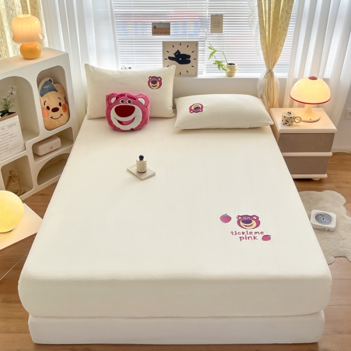 91家纺网 家纺一手货源 找家纺 总鑫钰 新款迪士尼刺绣200克牛奶绒床笠单件枕套三件套床垫保护套床罩