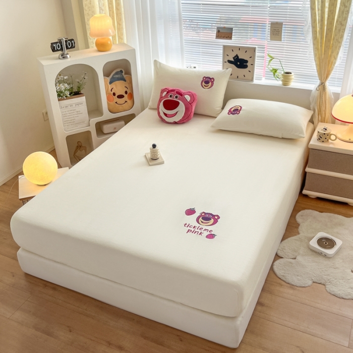 91家纺网 家纺一手货源 找家纺 总鑫钰 新款迪士尼刺绣200克牛奶绒床笠单件枕套三件套床垫保护套床罩