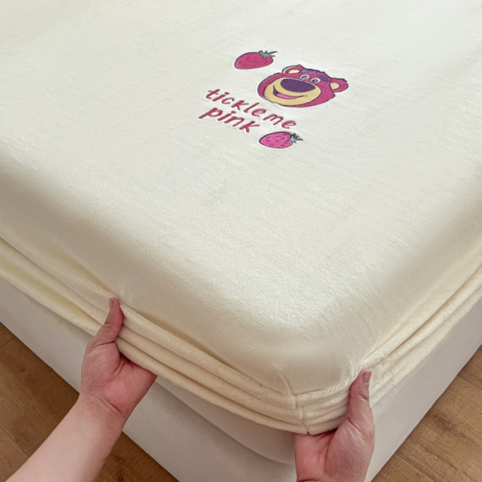 91家纺网 家纺一手货源 找家纺 总鑫钰 新款迪士尼刺绣200克牛奶绒床笠单件枕套三件套床垫保护套床罩