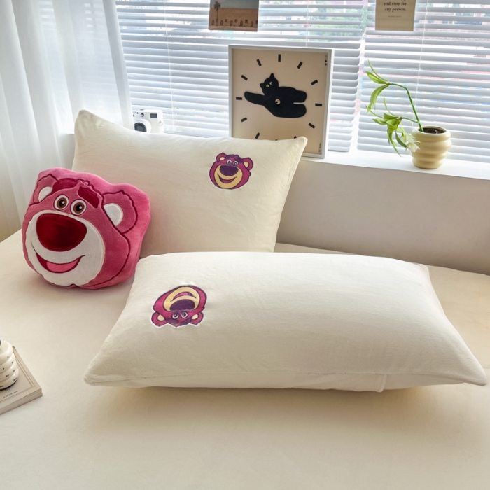 91家纺网 家纺一手货源 找家纺 鑫钰 新款迪士尼刺绣200克牛奶绒床笠单件枕套三件套床垫保护套床罩 草莓熊