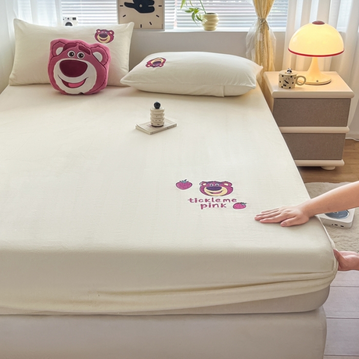 91家纺网 家纺一手货源 找家纺 鑫钰 新款迪士尼刺绣200克牛奶绒床笠单件枕套三件套床垫保护套床罩 草莓熊