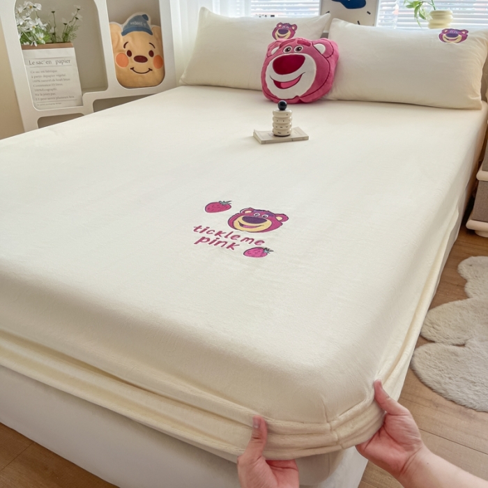 91家纺网 家纺一手货源 找家纺 鑫钰 新款迪士尼刺绣200克牛奶绒床笠单件枕套三件套床垫保护套床罩 草莓熊
