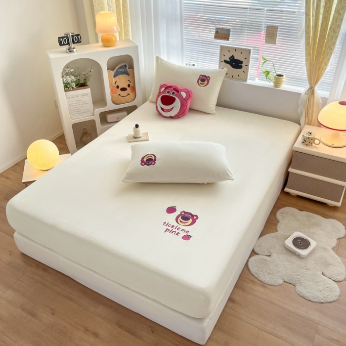 91家纺网 家纺一手货源 找家纺 鑫钰 新款迪士尼刺绣200克牛奶绒床笠单件枕套三件套床垫保护套床罩 草莓熊