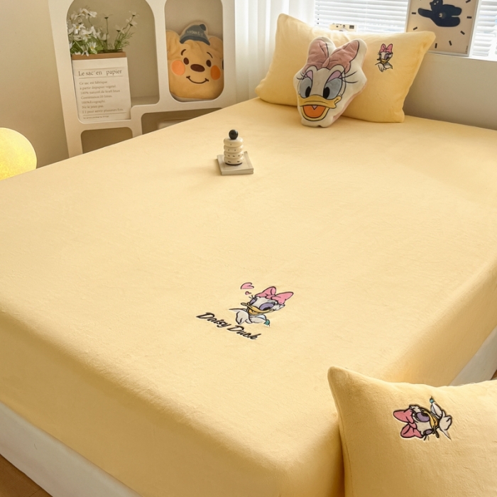 91家纺网 家纺一手货源 找家纺 鑫钰 新款迪士尼刺绣200克牛奶绒床笠单件枕套三件套床垫保护套床罩 黛西