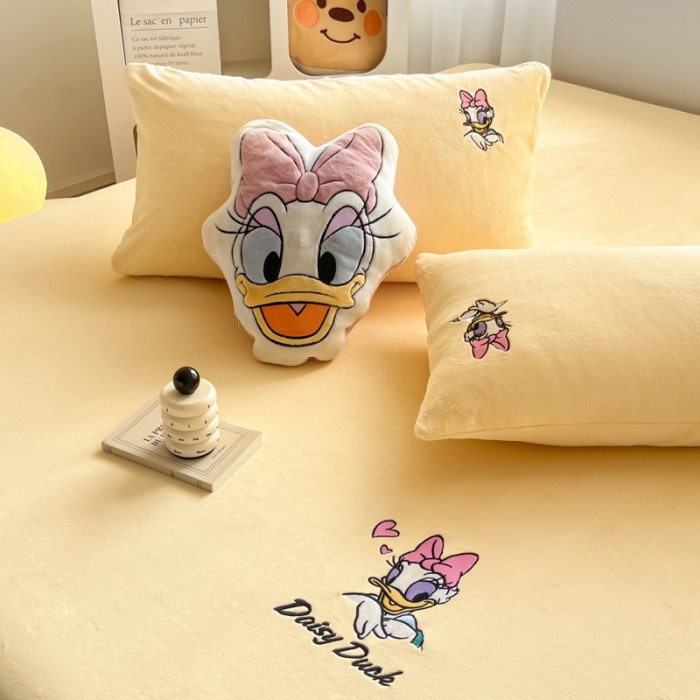 91家纺网 家纺一手货源 找家纺 鑫钰 新款迪士尼刺绣200克牛奶绒床笠单件枕套三件套床垫保护套床罩 黛西