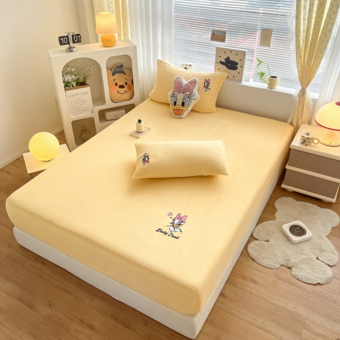 91家纺网 家纺一手货源 找家纺 鑫钰 新款迪士尼刺绣200克牛奶绒床笠单件枕套三件套床垫保护套床罩 黛西