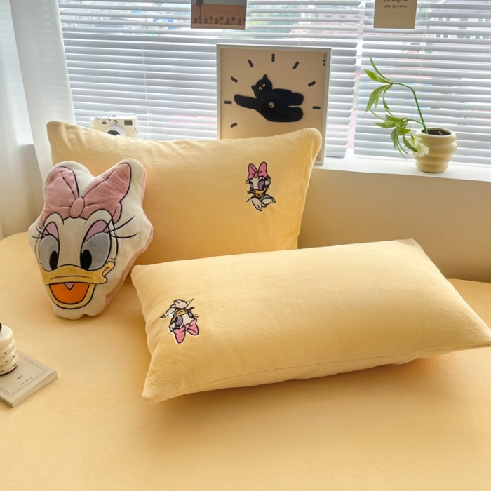 91家纺网 家纺一手货源 找家纺 鑫钰 新款迪士尼刺绣200克牛奶绒床笠单件枕套三件套床垫保护套床罩 黛西
