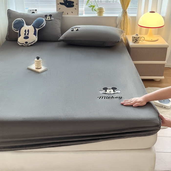 91家纺网 家纺一手货源 找家纺 鑫钰 新款迪士尼刺绣200克牛奶绒床笠单件枕套三件套床垫保护套床罩 快乐米奇