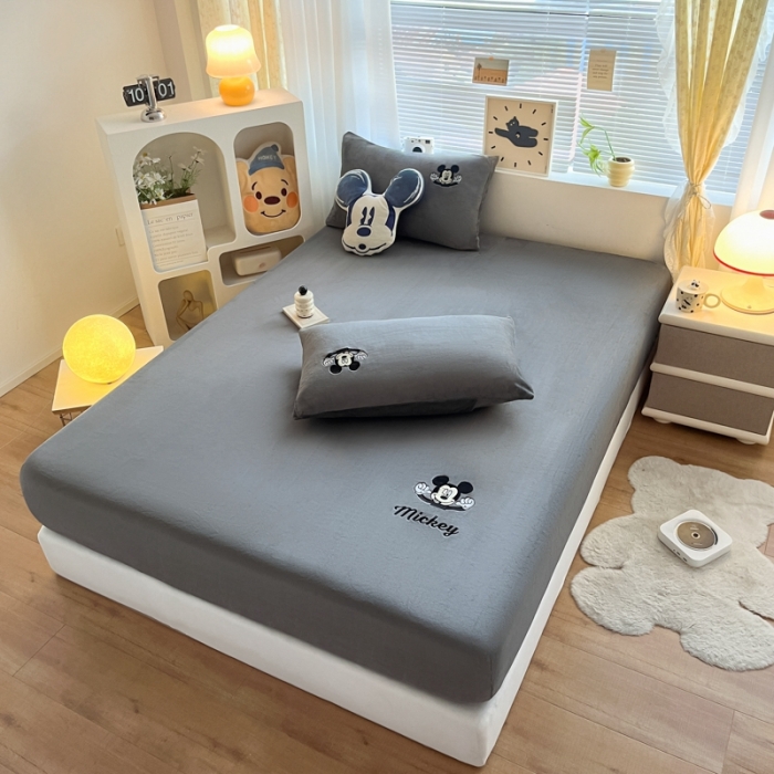 91家纺网 家纺一手货源 找家纺 鑫钰 新款迪士尼刺绣200克牛奶绒床笠单件枕套三件套床垫保护套床罩 快乐米奇