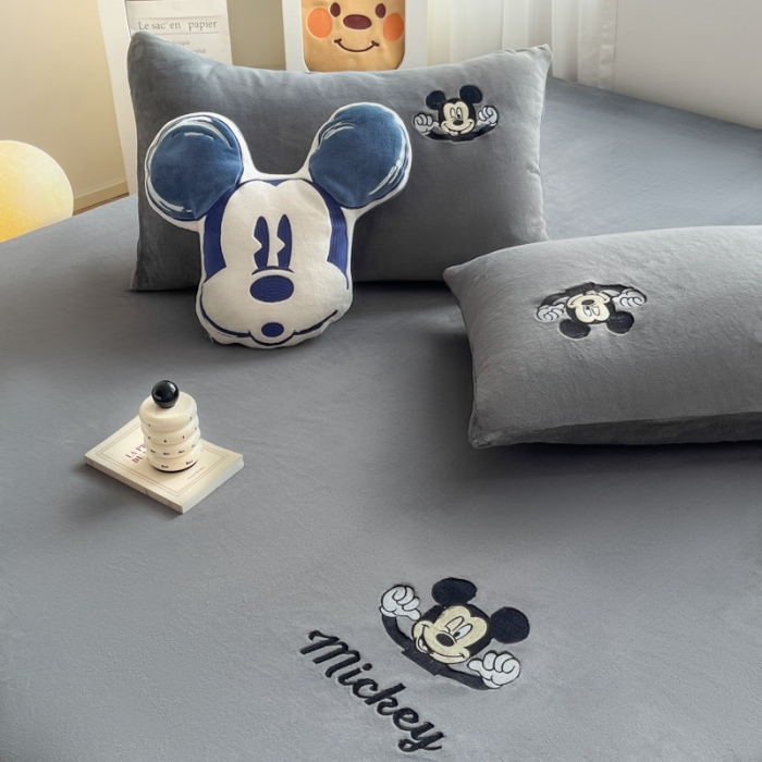91家纺网 家纺一手货源 找家纺 鑫钰 新款迪士尼刺绣200克牛奶绒床笠单件枕套三件套床垫保护套床罩 快乐米奇