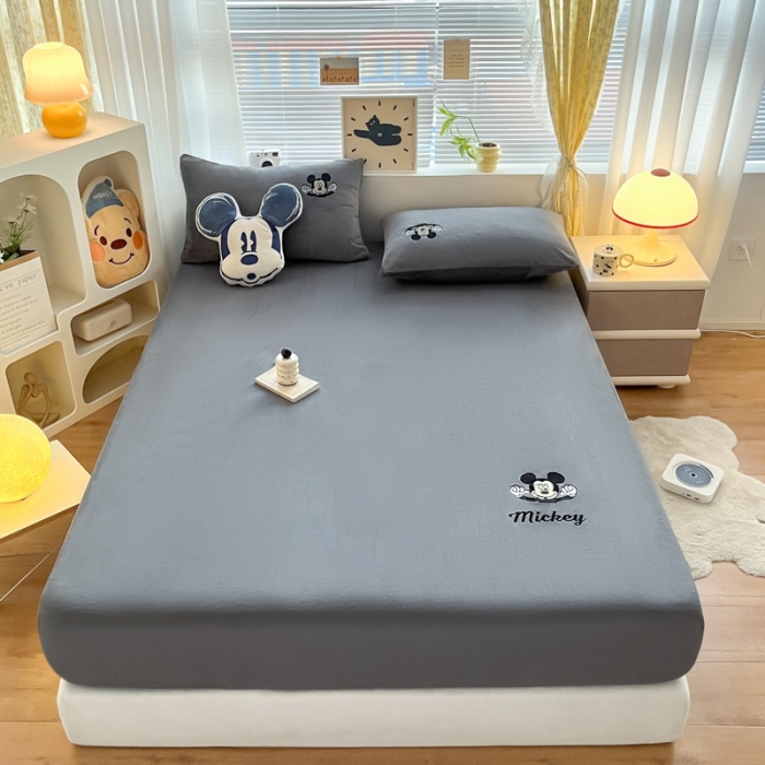 91家纺网 家纺一手货源 找家纺 鑫钰 新款迪士尼刺绣200克牛奶绒床笠单件枕套三件套床垫保护套床罩 快乐米奇