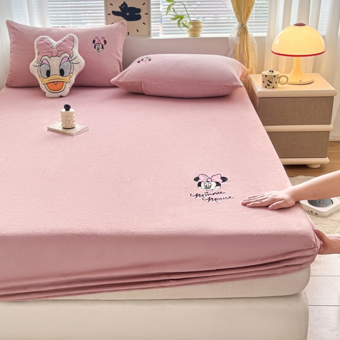 91家纺网 家纺一手货源 找家纺 鑫钰 新款迪士尼刺绣200克牛奶绒床笠单件枕套三件套床垫保护套床罩 米妮公主
