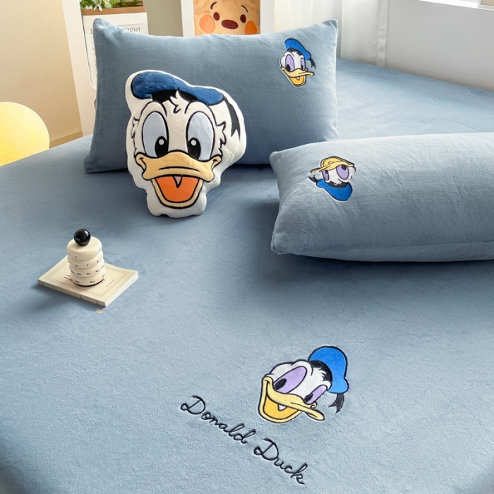 91家纺网 家纺一手货源 找家纺 鑫钰 新款迪士尼刺绣200克牛奶绒床笠单件枕套三件套床垫保护套床罩 唐老鸭