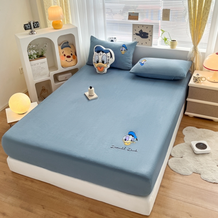 91家纺网 家纺一手货源 找家纺 鑫钰 新款迪士尼刺绣200克牛奶绒床笠单件枕套三件套床垫保护套床罩 唐老鸭