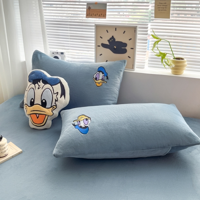 91家纺网 家纺一手货源 找家纺 鑫钰 新款迪士尼刺绣200克牛奶绒床笠单件枕套三件套床垫保护套床罩 唐老鸭