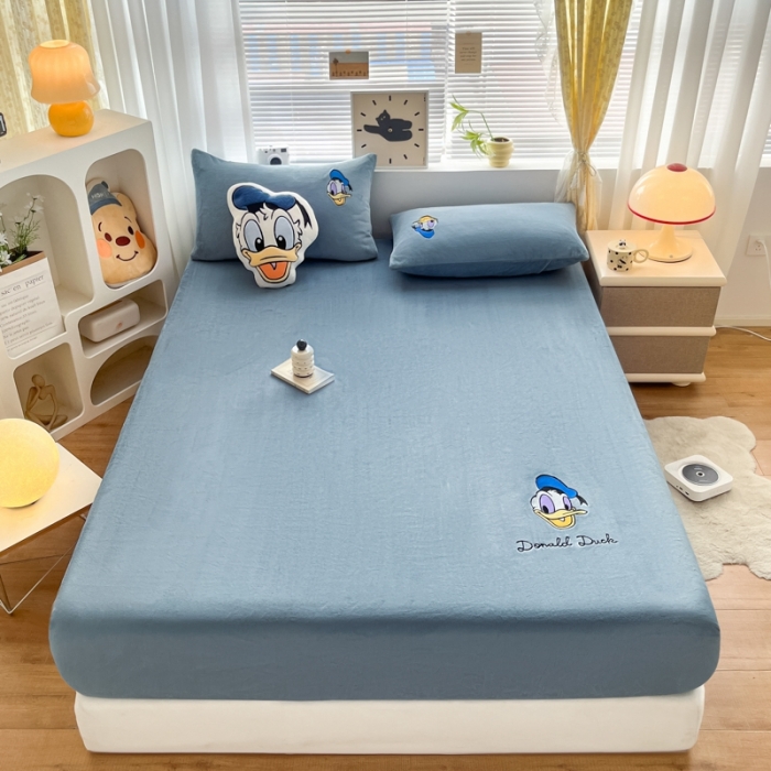91家纺网 家纺一手货源 找家纺 鑫钰 新款迪士尼刺绣200克牛奶绒床笠单件枕套三件套床垫保护套床罩 唐老鸭