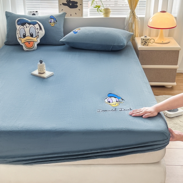 91家纺网 家纺一手货源 找家纺 鑫钰 新款迪士尼刺绣200克牛奶绒床笠单件枕套三件套床垫保护套床罩 唐老鸭