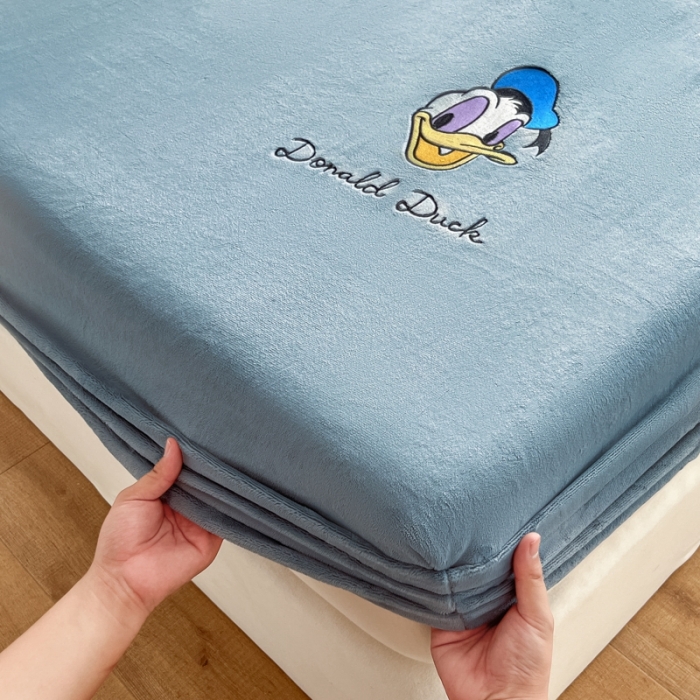 91家纺网 家纺一手货源 找家纺 鑫钰 新款迪士尼刺绣200克牛奶绒床笠单件枕套三件套床垫保护套床罩 唐老鸭