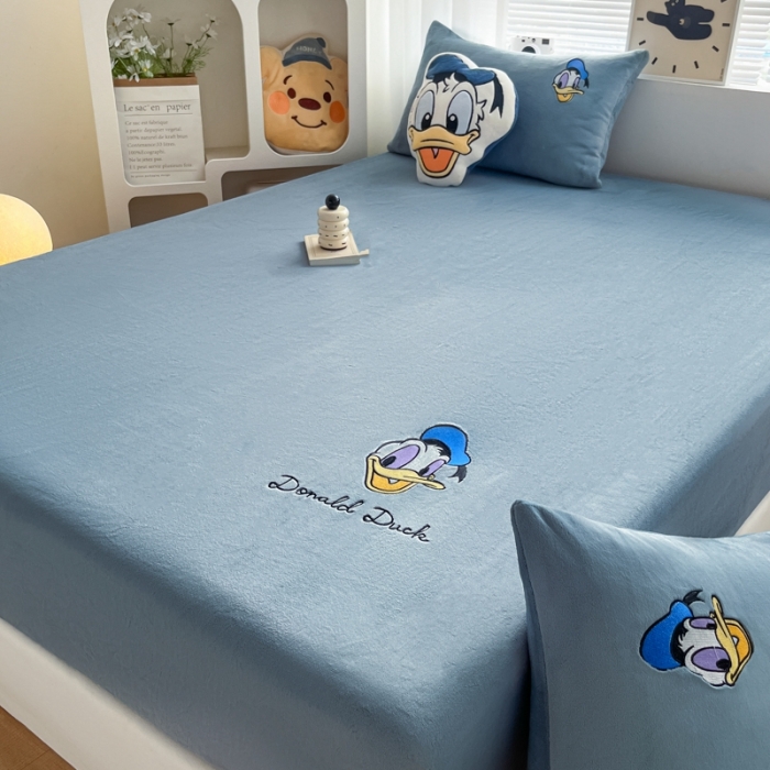 91家纺网 家纺一手货源 找家纺 鑫钰 新款迪士尼刺绣200克牛奶绒床笠单件枕套三件套床垫保护套床罩 唐老鸭
