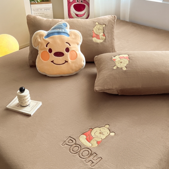 91家纺网 家纺一手货源 找家纺 鑫钰 新款迪士尼刺绣200克牛奶绒床笠单件枕套三件套床垫保护套床罩 小熊维尼