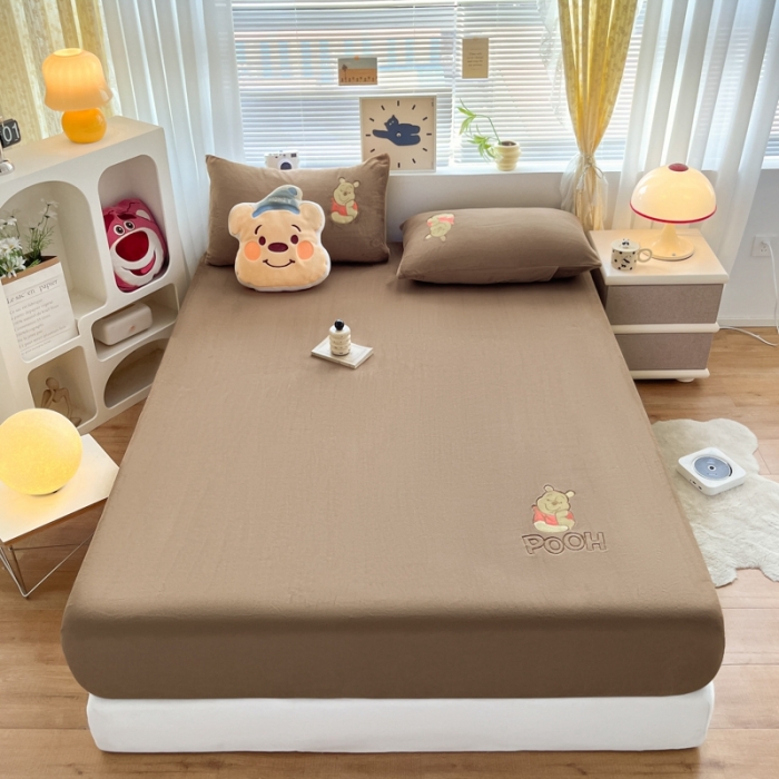 91家纺网 家纺一手货源 找家纺 鑫钰 新款迪士尼刺绣200克牛奶绒床笠单件枕套三件套床垫保护套床罩 小熊维尼