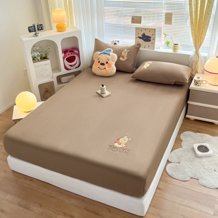 91家纺网 家纺一手货源 找家纺 鑫钰 新款迪士尼刺绣200克牛奶绒床笠单件枕套三件套床垫保护套床罩 小熊维尼