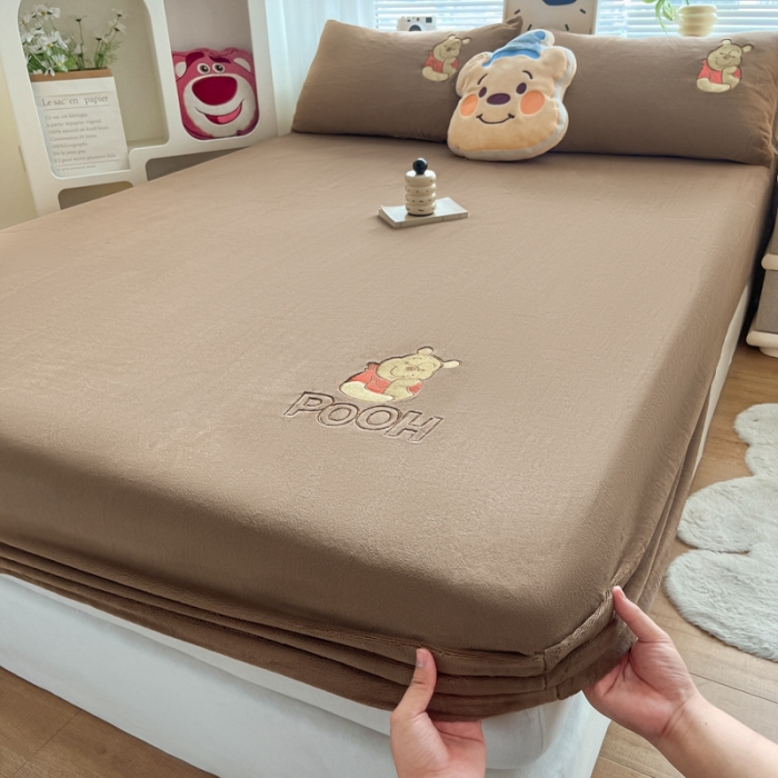 91家纺网 家纺一手货源 找家纺 鑫钰 新款迪士尼刺绣200克牛奶绒床笠单件枕套三件套床垫保护套床罩 小熊维尼