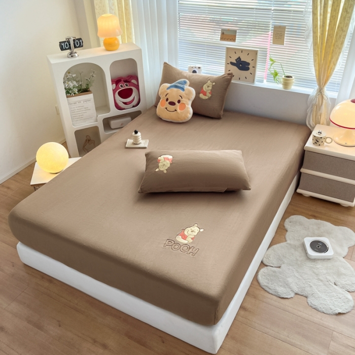 91家纺网 家纺一手货源 找家纺 鑫钰 新款迪士尼刺绣200克牛奶绒床笠单件枕套三件套床垫保护套床罩 小熊维尼